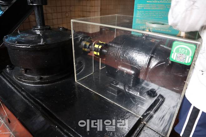 칭다오맥주가 1903년부터 사용해온 오래된 맥주 기계. 사진=신정은 기자