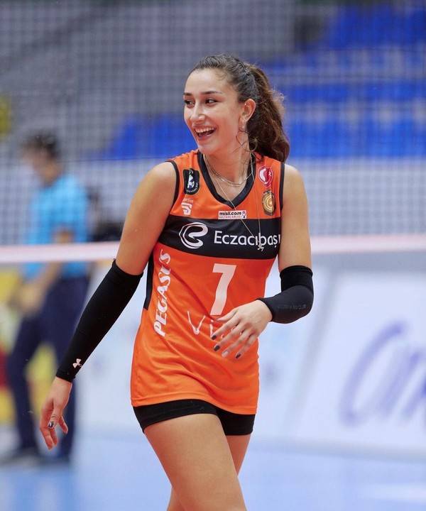 사진=한데 발라딘 선수 SNS 캡쳐, 엑자시바시 비트라에서 김연경 선수와 함께 뛴 한데 발라딘 선수