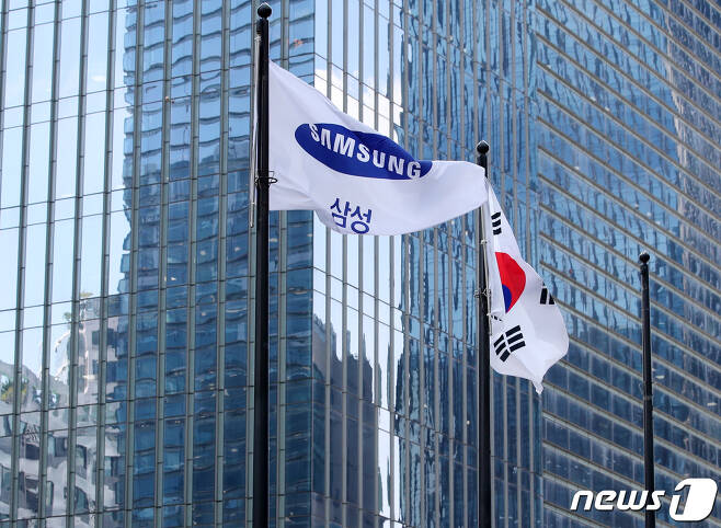 서울 서초구에 위치한 삼성전자 서초사옥에 걸린 깃발과 태극기의 모습/뉴스1 © News1