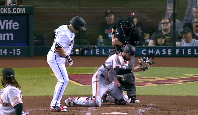 샌프란시스코 자이언츠 포수 커트 카살리가 블로킹 후 마스크로 공을 세우고 있다. 사진=MLB.com 중계 캡처