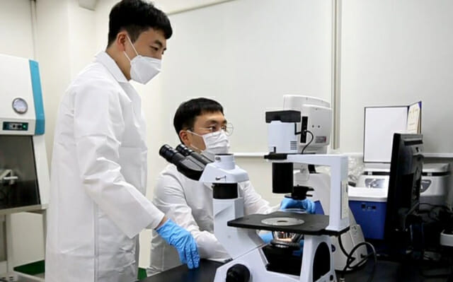 서울바이오시스 연구원들이 바이오레즈 기술로 코로나 바이러스 살균실험을 하고 있다.
