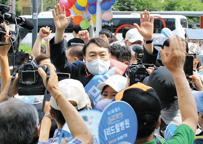 국민의힘 소속 윤석열 전 검찰총장이 3일 오후 서울 은평구 지하철 응암역 앞에서 당원 모집 캠페인을 하다가 지지자들에게 두 손을 들어 인사하고 있다. /국회사진기자단