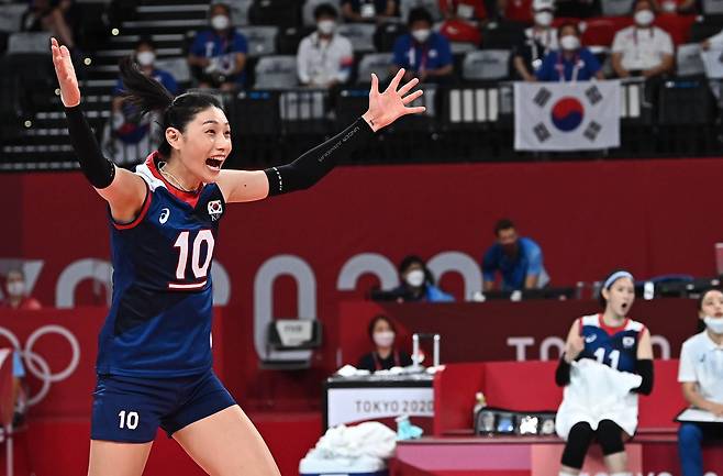 김연경이 4일 도쿄 아리아케 아레나 경기장에서 열린 여자배구 8강전 터키와의 대결에서 공격을 성공시킨 후 기뻐하고 있다./도쿄=올림픽사진공동취재단