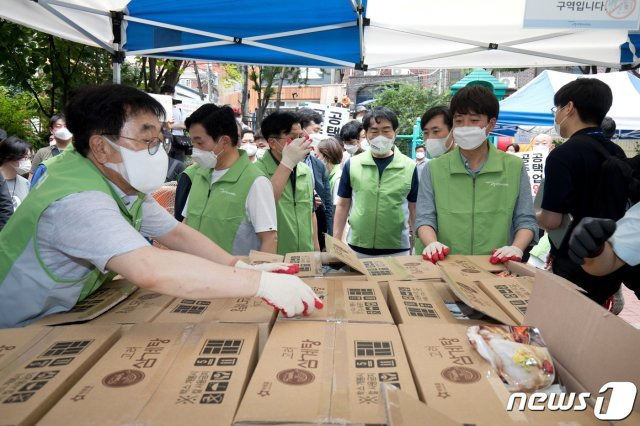 국민의힘 이준석 대표와 서병수 경선준비위원장이 대선 경선후보들이 4일 서울 용산구 동자동 쪽방상담소에서 혹서기 취약계층 주민들을 위한 삼계탕 나눔 봉사활동을 하고 있다. 이날 봉사활동은 김태호, 안상수, 윤희숙, 원희룡, 장기표, 장성민, 하태경, 황교안 후보와 최재형 후보의 부인 이소연 씨가 참석했다. 2021.8.4/뉴스1 (서울=뉴스1)