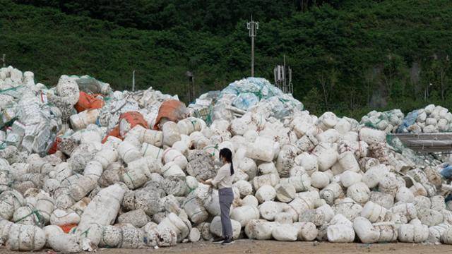 지난달 22일 경남 통영의 어업용 스티로폼 처리시설에 쌓인 폐부표를 기자가 들어보고 있다. 부표 한 개가 성인의 상체와 비슷할 정도로 크다. 현유리 PD