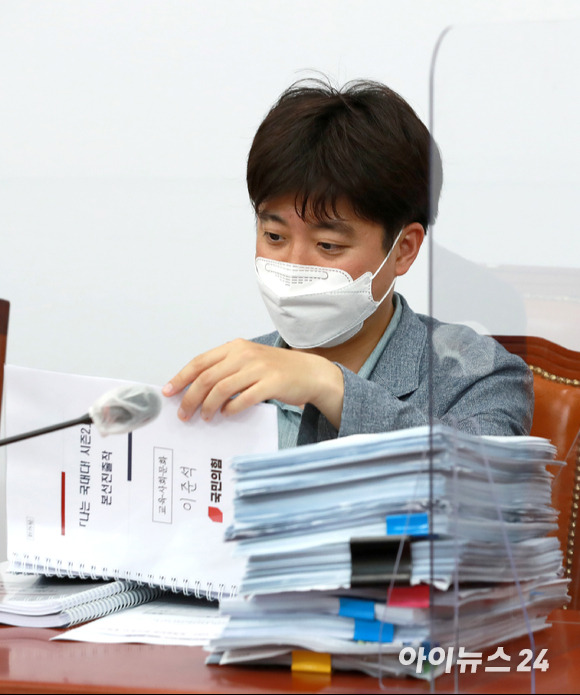 이준석 국민의힘 대표가 4일 오후 서울 여의도 국회에서 열린 당 정책공모전 '나는 국대다 시즌2' 본선 심사에서 본선작을 살피고 있다.