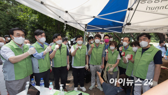 국민의힘 대선경선후보들이 4일 오전 서울 용산구 동자동 쪽방촌을 찾아 삼계탕과 물을 혹서 취약계층인 기후약자분들에게 나눠주는 자원봉사 행사를 갖고 있다. 이준석 대표와 경선 후보들이 행사를 마치고 파이팅을 외치고 있다. [사진=김성진 기자]