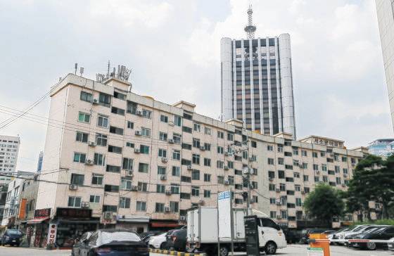 서울 경찰청 인근에 있는 서대문구 미근동 서소문 아파트의 3일 모습. [연합뉴스]