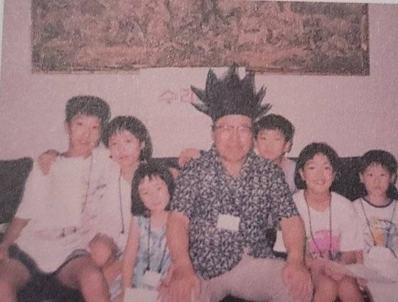 최재형 전 감사원장의 부친 최영섭 전 예비역 해군대령이 손주들과 함께 찍은 사진. 최 대령은 1990년대 방학 기간마다 손주들을 집으로 불러 예의범절을 가르치는 '훈육 캠프'를 했다고 한다. [최재형 캠프 제공]