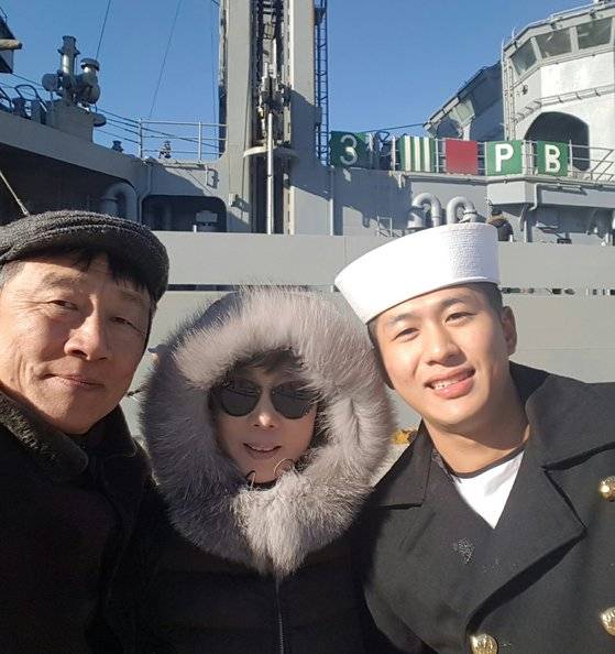 2016년 해군에 복무 중인 첫째 아들 영진씨와 경남 진해의 해군기지에서 찍은 사진. 왼쪽부터 최 전 원장과 아내 이소연씨, 장남 영진씨. [최재형 캠프 제공]