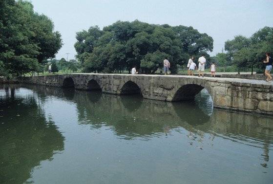 전라북도 남원의 광한루에 있는 오작교. 견우와 직녀가 만날 수 있도록 까마귀와 까치가 서로 몸을 잇대어 은하수 위를 가로질러 놓았다는 그 다리다. [중앙포토]