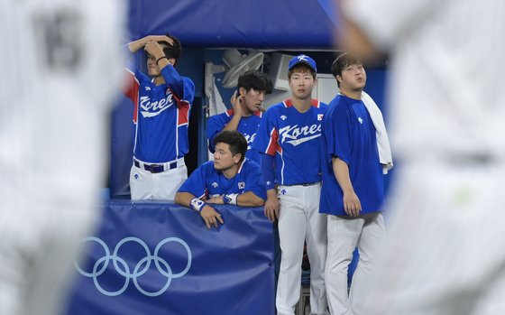 4일 일본 요코하마 스타디움에서 열린 2020 도쿄올림픽 야구 한국 vs 일본 준결승 경기. 2-5로 패배한 대한민국 대표팀이 아쉬워하고 있다. 그러나 아직 우승 가능성이 남아있다. 요코하마= 올림픽사진공동취재단