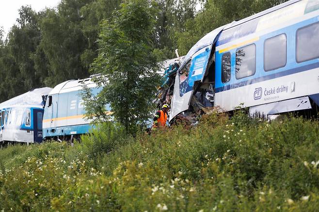 4일(현지시간) 오전 8시쯤 도미즐리체에서 뮌헨에서 프라하로 향하던 고속열차와 지역 통근열차가 충돌했다. 도미즐리체|로이터연합뉴스