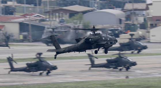 Military helicopters fly over Camp Humphreys in Pyeongtaek in Gyeonggi Monday, after Kim Yo-jong, the sister of North Korean leader, warned Sunday that a summertime military exercise between Seoul and Washington could undermine inter-Korean relations. [NEWS1]