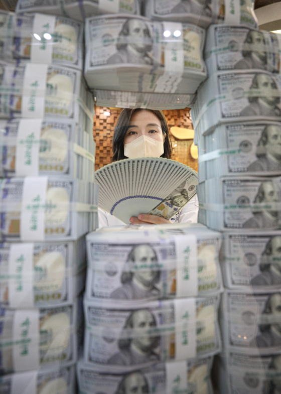 An employee organizes stacks of dollar bills at Hana Bank's Counterfeit Notes Response Center in Jung District, central Seoul, on Wednesday. According to the Bank of Korea, Korea's foreign exchange reserve at the end of July reached a record amount of $458.7 billion, up 1 percent, or $4.6 billion, on month. [NEWS1]