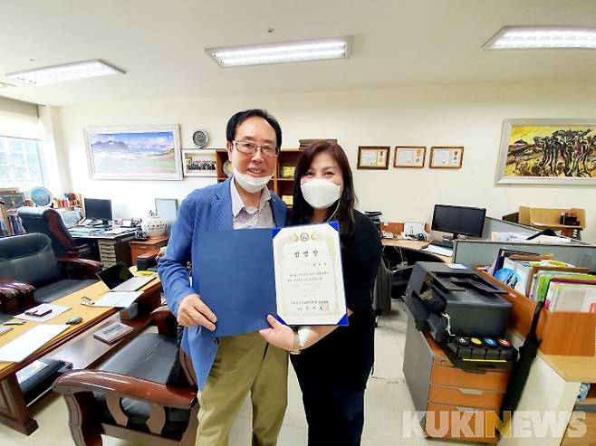 그리새 박은정(오른쪽) 작가가 (사)한국국토해양환경보존협회 사무총장 임명장을 받고 있다.