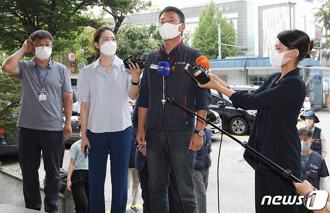 방역당국의 집회 철회 요구에도 7·3 전국노동자대회를 강행했던 양경수 민주노총 위원장이 4일 오후 서울 종로경찰서로 소환조사를 받기 위해 자진출석해 입장을 표명하고 있다. /사진=뉴스1