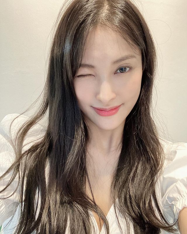Girl group KARA member Park Gyuri, 33, flaunted her superior beautiful looks.Park Gyuri posted a picture on Instagram on the 3rd, leaving only emoticons such as >_.Its a picture of Park Gyuri in a thick wave hairstyle smiling as she winks at the camera.Park Gyuris big eyes, sleek jawlines and transparent skin, and unique beautiful looks, admiration.Park Gyuris lovely charm is full of photosSinger Im Na-young (26), who saw the photo, said, Im sorry, leaving Comment, and Park Gyuri replied, O is going to the practice room to see the beautiful Na-young.Singer Seven (real name Choi Dong-wook and 37) shivered with the comment When is this? I can not see it in the practice room.Park Gyuri is set to be in the musical I Loved You