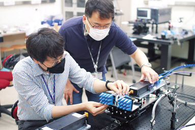 한국표준과학연구원에서 LG-KAIST 6G 연구센터 연구원이 개발 빔포밍 시스템을 테스트 하고 있다. [KAIST 제공]