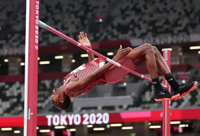 경기 중인 육상 남자 높이뛰기 세계랭킹 1위 무타스 바르심. 온라인 커뮤니티 캡처