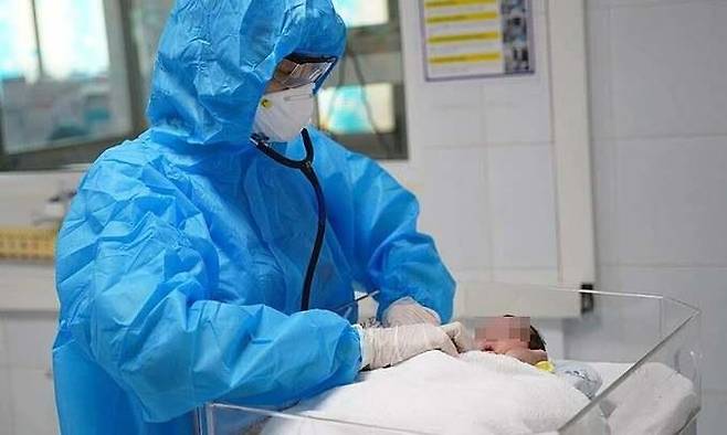 코로나19에 감염돼 하노이 국립 어린이병원에서 치료를 받고 있는 유아 [VN익스프레스 사이트 캡처. 재판매 및 DB 금지]