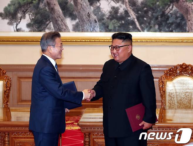 문재인 대통령(왼쪽)과 김정은 북한 조선노동당 총비서. 2018.9.19/뉴스1 © News1 평양사진공동취재단