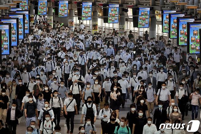 마스크를 쓴 사람들이 도쿄의 한 지하철역에서 출근하고 있다. © 로이터=뉴스1