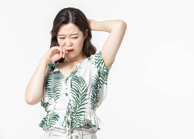 겨드랑이 아포크린선에서 분비되는 땀은 지방산, 중성지방, 지질, 색소 등이 함유돼 있어 옷 색깔을 노랗게 물들일 수 있다./사진=클립아트코리아