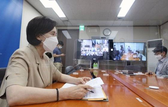 유은혜 사회부총리 겸 교육부 장관이 5일 오후 서울 종로구 정부서울청사에서 열린 대학 교육회복위원회 제1차 회의에서 인사말을 하고 있다. 뉴스1