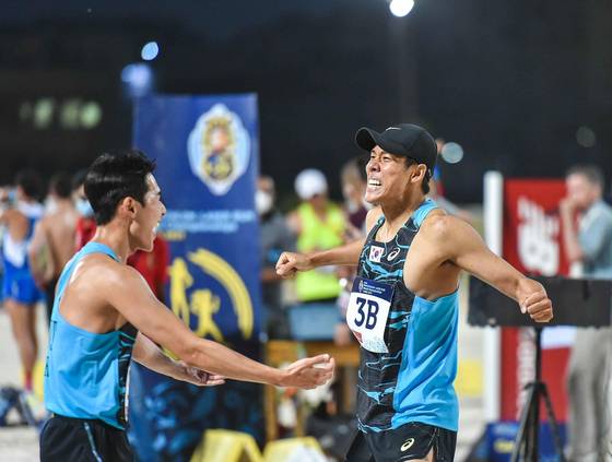 Jun woong-tae, left, and Jung Jin-hwa win silver in the men’s modern pentathlon team relay at the Union Internationale de Pentathlon world championships on June 9 in Cairo, Egypt. [YONHAP]