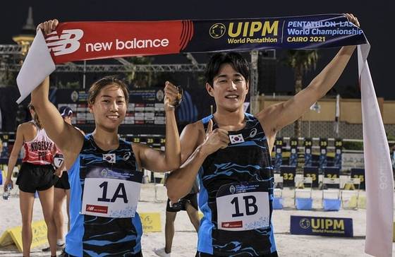 Kim Se-hee, left and Seo Chang-wan took home gold in the pentathlon mixed team relay on the final day of the International Modern Pentathlon Union World Pentathlon and Laser Run Championships in Cairo on Monday. The duo topped the leaderboard with 1,432 points. [NEWS1]