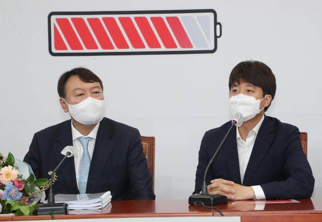 국민의힘 이준석 당 대표가 2일 오전 서울 여의도 국회에서  윤석열 대선 예비후보를 접견하며 인사말을 하고 있다. 연합뉴스