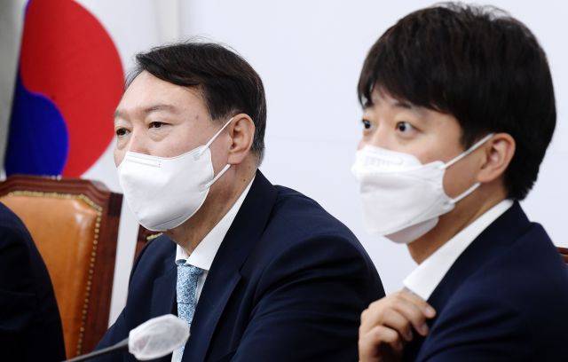 최근 국민의힘에 입당한 윤석열 대선 예비후보가 2일 오전 서울 여의도 국회에서 이준석 당 대표와 김기현 원내대표 및 최고위원들을 예방, 인사말을 하고 있다. 연합뉴스