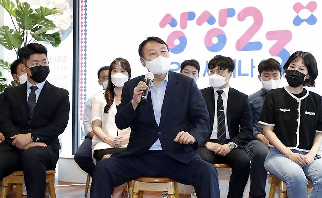 국민의힘 대권주자인 윤석열 전 검찰총장이 1일 서울 여의도 북카페 하우스에서 열린 청년 정책 토론회 '상상23 오픈세미나'에 참석해 인사말을 하고 있다./사진=뉴스1