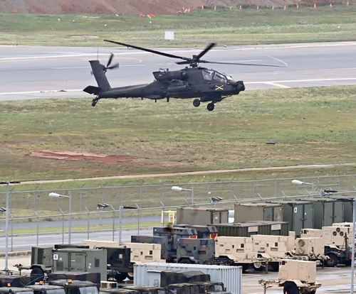 지난 2일 경기도 평택 캠프 험프리스 계류장에서 미군 헬기가 착륙하고 있다. 뉴시스