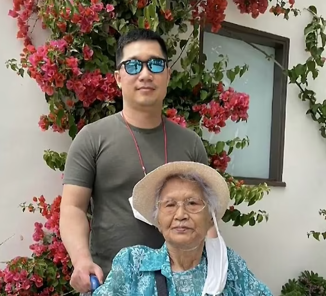 미국으로 이민을 떠나 30년간 LA에 거주하다 뺑소니 교통사고로 세상을 떠난 김 할머니(사진 아래)와 할머니의 손자 조 씨(사진 위)