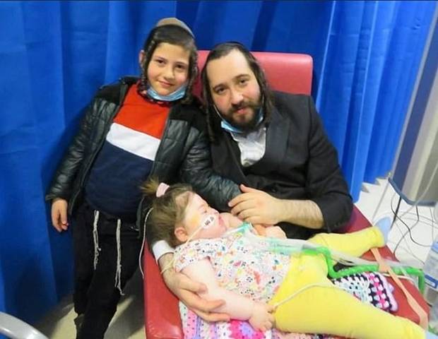 알타의 오빠 쯔비(맨 왼쪽)와 아버지 아브라함이 알타를 품에 안고 있다.