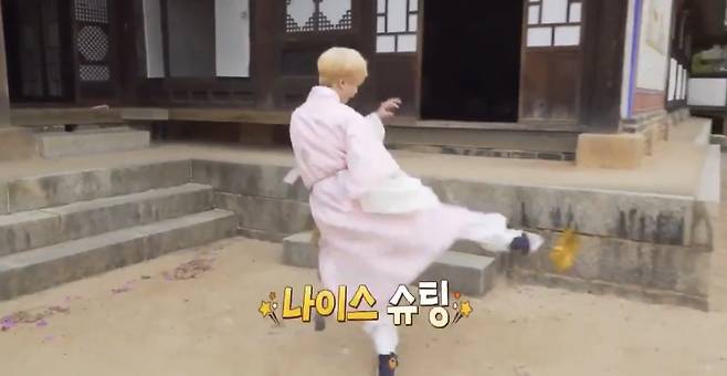 꽃도령 납시오~ 방탄소년단 지민, 장원 급제급 꽃미모..전 세계 규수들 '콩닥콩닥♥'