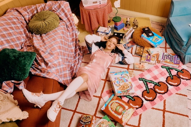 Irene, Wendy and Yeri of the group Red Velvet boasted the concept Queen charm.On the 6th, various SNS Red Velvet accounts revealed teaser images of Irene, Wendy and Yeri.Red Velvet has been releasing logos, mood samplers, and teaser images sequentially before the release of its new mini album, Queendom, which has been gathering attention every day.Every time the new content is released, it shows the concept of Queen with different charms, adding to the curiosity and expectation of this album.Red Velvets Queendom will be released at 6 pm on the 16th.