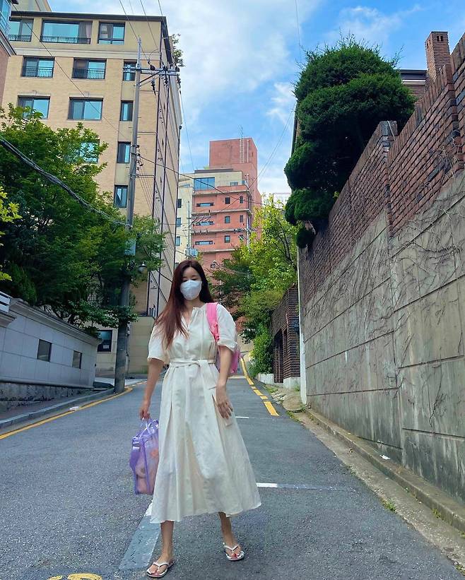 Actor Park Sol-mi flaunts light-waving fashionPark Sol-mi posted a picture on his Instagram on the 6th, saying it was light arm.The photo shows Park Sol-mi, who has been helping her daughter to come to the hospital since early morning, and Park Sol-mi, who is carrying her daughters bag instead and introducing a so-called light-waving fashion.On this day, Long One Piece created an atmosphere full of pure innocence.At this time, Park Sol-mi, known as 170cm tall and 50kg in profile, boasts a perfect 9th grade ratio and a slim figure.Park Sol-mi also revealed the morning menu of the day, saying, Break breakfast at 6 p.m. and only an hour more tomorrow. Avocado bibimbap, bread and fruit.Park Sol-mi also prepared breakfast in busy morning routines, boasted a unique sense of pretty flavour as well as food skills.Meanwhile, Park Sol-mi has two daughters, Actor Han Jae-suk and marriage.Park Sol-mi is currently in charge of the KBS 2TV entertainment program Superman Returns narration.
