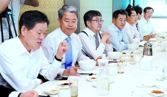 2014년 9월 15일 새정치민주연합 당내 중도파모임인 '민주당 집권을 준비하는 의원모임(민집모)’'소속의원 16명이 서울 여의도 한 중식당에서 오찬 모임을 갖는 모습. 왼쪽부터 당시 주승용·김동철·최원식·신학용·오제세·이종걸·민홍철 의원. 뉴스1