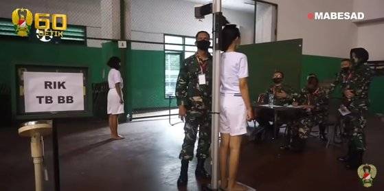 인도네시아 여군 후보생들의 신체검사 모습. [인도네시아 육군 공식 유튜브 캡처]