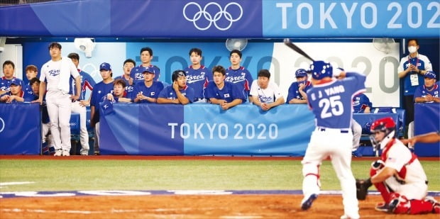 < 망연자실한 韓 더그아웃 > 한국 야구 대표팀 선수들이 5일 밤 일본 도쿄 가나가와현 요코하마 야구장에서 열린 2020 도쿄올림픽 미국과의 패자준결승에서 2-7로 뒤진 9회 초 마지막 공격을 지켜보고 있다. 한국은 7일 열리는 동메달 결정전에서 도미니카공화국을 상대로 메달에 도전한다.   /뉴스1