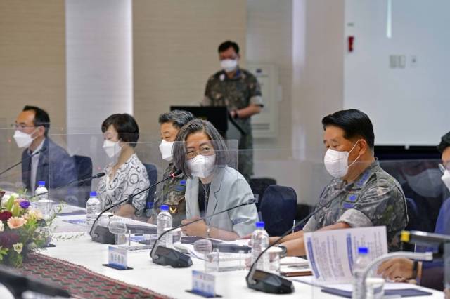공군 병영혁신자문위원회 위원장인 이수정 경기대 범죄심리학과 교수가 6일 서울 공군호텔에서 열린 ‘공군 병영혁신자문위원회’ 1차 회의에서 인사말을 하고 있다. 공군 제공