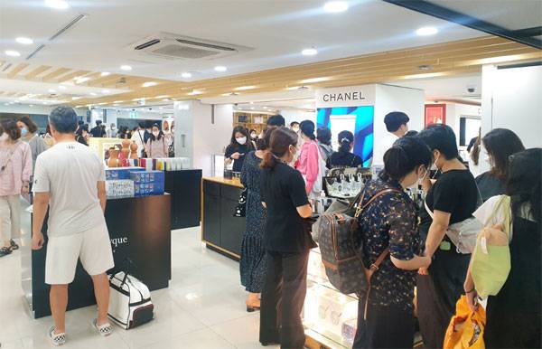 코로나19로 해외여행이 막히면서 면세관광의 인기가 높아진 가운데 관광객들이 제주도 한 면세점에서 물품을 구매하고 있다.  [최현재 기자]