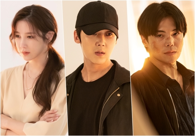 Lee Ji-ah, Yoon Jong-hoon and Park Eun-suk have joined hands.The SBS Friday drama Penthouse 3 (played by Kim Soon-ok/directed by Joo Dong-min) unveiled Lee Ji-ah, Yoon Jong-hoon and Park Eun-suk, who have determined eyes on August 6.In the last eight episodes, the heart-studded (Lee Ji-ah) and Logani (Park Eun-suk) were dramatically reunited.Shim Soo-ryun was taken to the Logani family by Kim So-yeon and Ju Dan-tae (Um Ki-jun), who were imprisoned in Logani and charged with murder, but there was a great reversal that Logani appeared alive.As a result, there is a growing interest in how the heart and soul training, which has gained solid strength, will become the Punisher of Chun Seo-jin and Ju-dan-tae, who are rushing with distorted desires.Lee Ji-ah, Yoon Jong-hoon and Park Eun-suk gathered in one place and were revealed to be angry.In the play, Shim Soo-ryun, Yoon-cheol (Yoon Jong-hoon), and Logan Lee are asking the truth for someone.Shim Soo-ryun stands with his arms folded and shoots his sharp eyes with sadness, and Ha Yoon-cheol expresses his anger with tears as if he faces an unbelievable reality.Logani also reveals a fierce look in his wounded face.Especially in the 9th preview, the tension was heightened by the unimaginable movements of the three people, including the voice of Ha Yoon-chul, Yoon Hee Revenge, I do it together, Please ask me if anything happens to me, the shout of Logani, I give you a chance now and the anger of Shim Soo-ri, Tell me what happened that day!At last, it is noteworthy what kind of The Punisher will be unfolded by Shim Soo-ryun, Ha Yoon-cheol and Logan Lee, who have become one of the revenge for evil.Lee Ji-ah, Yoon Jong-hoon, and Park Eun-suk are actors with brilliant expressive power that makes people feel their emotions with their eyes, the production team said. I hope you will enjoy the thrilling performance of Shim Soo-ryun - Ha Yoon-chul - Logan Lee, which will be drawn in the ninth episode.