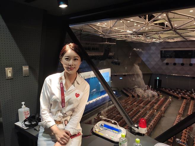 도쿄올림픽 한국어 통역 조주연 씨. (도쿄=연합뉴스) 김동찬 기자 = 2020 도쿄올림픽 한국어 통역 조주연 씨가 프레스 센터 내 한국어 통역 부스 안에서 브리핑실을 배경으로 포즈를 취하고 있다. 2021. 8.6. emailid@yna.co.kr (끝)