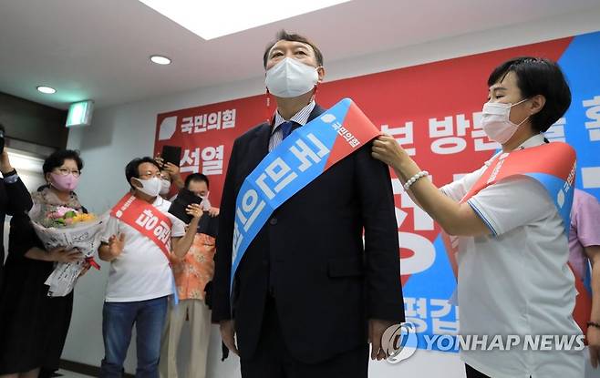 당원 가입 홍보 어깨띠 두르는 윤석열 대선 예비후보 국민의힘 윤석열 대선 예비후보가 지난 8월 3일 오후 서울 은평구 은평갑 당원협의회 사무실에서 당원 가입 홍보를 위해 어깨띠를 두르고 있다. [연합뉴스 자료사진]