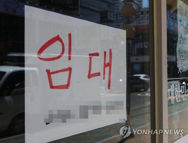 코로나19 여파에 텅 빈 창원 상점 (창원=연합뉴스) 한지은 기자 = 경남 창원시가 6일부터 사회적 거리두기를 4단계로 격상한 가운데 상남동 한 음식점 상가에 임대 알림이 붙어있다. 2021.8.6 contactje@yna.co.kr