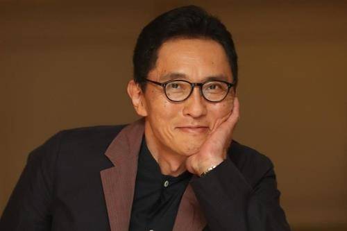 2018년 9월 방한한 마쓰시게 유타카가 한국 언론과 공동 인터뷰를 한 뒤 포즈를 취하고 있다. [연합뉴스 자료사진]